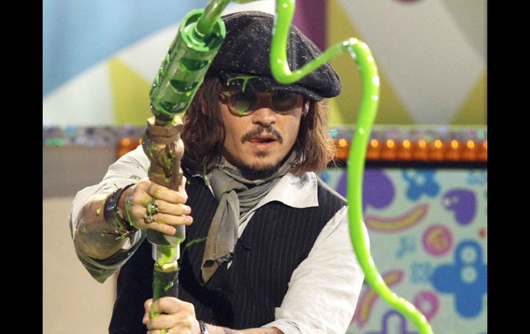 Johnny Depp “mojó” a la audiencia con un líquido verde durante la celebración de los premios Kids Choice Awards.REUTERS  /