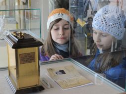 Una menor observa en el museo móvil relativo al Papa Juan Pablo II, en Varsovia. AFP  /