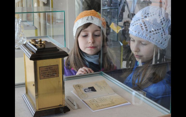 Una menor observa en el museo móvil relativo al Papa Juan Pablo II, en Varsovia. AFP  /