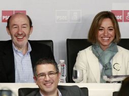 Alfredo Rubalcaba y Carme Chacón sonríen durante el anuncio del presidente del Gobierno español. REUTERS  /