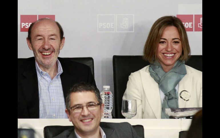 Alfredo Rubalcaba y Carme Chacón sonríen durante el anuncio del presidente del Gobierno español. REUTERS  /