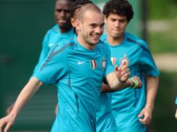 El futbolista holandés Wesley Sneijder, entrenándose con su equipo, el Inter de Milan, para el enfrentamiento. AFP  /