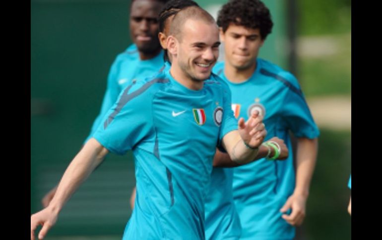 El futbolista holandés Wesley Sneijder, entrenándose con su equipo, el Inter de Milan, para el enfrentamiento. AFP  /