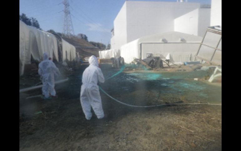 Trabajadores con trajes protectores laboran en los reactores de Fukushima. REUTERS  /