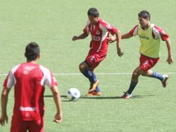 Omar Esparza conduce la pelota ante la marca de Patricio Araujo. A. CAMACHO  /