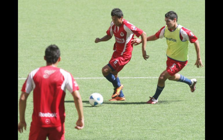 Omar Esparza conduce la pelota ante la marca de Patricio Araujo. A. CAMACHO  /