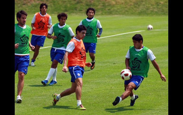 Jugadores de Cruz Azul disputan un interescuadras durante la práctica celeste. MEXSPORT  /