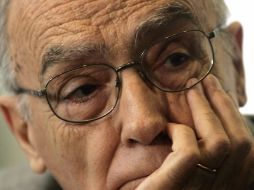 José Saramago entrega su último cuaderno literario.ESPECIAL  /