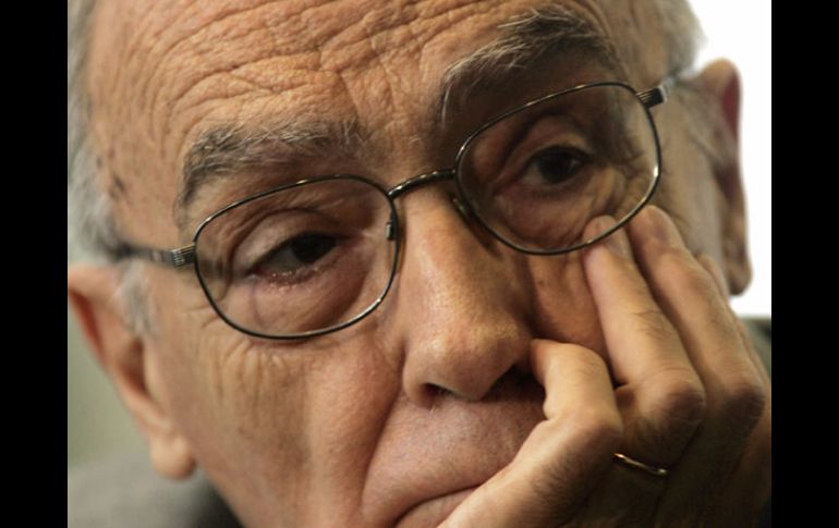 José Saramago entrega su último cuaderno literario.ESPECIAL  /