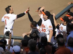 Brian Roberts festeja con la afición el cuadrangular de tres carreras que conectó ante los Tigres de Detroit. AP  /