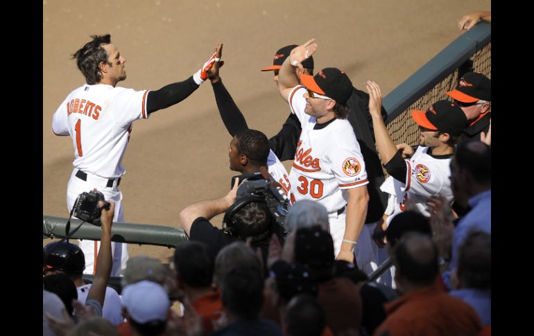 Brian Roberts festeja con la afición el cuadrangular de tres carreras que conectó ante los Tigres de Detroit. AP  /