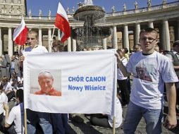 Desde el pasado fin de semana, jóvenes animaron el ambiente en El Vaticano con referencias a Juan Pablo II. EFE  /