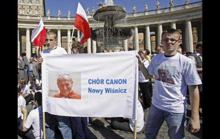 Desde el pasado fin de semana, jóvenes animaron el ambiente en El Vaticano con referencias a Juan Pablo II. EFE  /