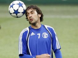 El español Raúl González domina el esférico en el entrenamiento del Schalke para su duelo de la Champions ante el Inter. AP  /