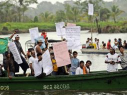 Integrantes fueron acosados por civiles portando pancartas y gritando improperios desde botes instalados en el río San Juan. EFE  /