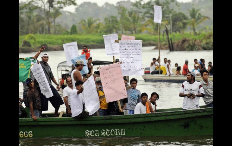 Integrantes fueron acosados por civiles portando pancartas y gritando improperios desde botes instalados en el río San Juan. EFE  /