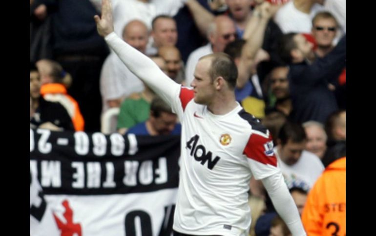 El delantero del Manu, Wayne Rooney, celebras tras marcar gol ante el West Ham United. AP  /