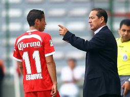 El técnico del Toluca, Sergio Lugo, da instrucciones a Carlos Esquivel, durante partido. MEXSPORT  /