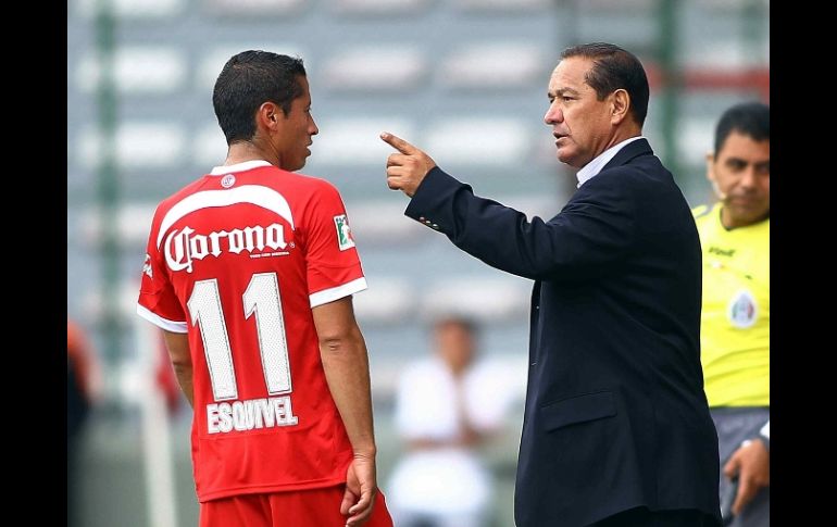 El técnico del Toluca, Sergio Lugo, da instrucciones a Carlos Esquivel, durante partido. MEXSPORT  /