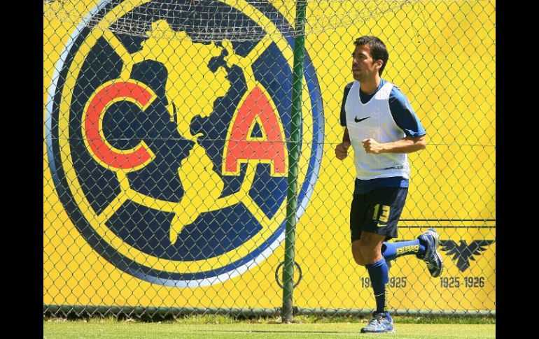 El mediocampista del América, Pavel Pardo, trota alrededor de la cancha. MEXSPORT  /