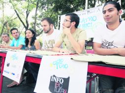 Los integrantes de Al Teatro en Bici presumen un nuevo foro teatral. E.BARRERA  /