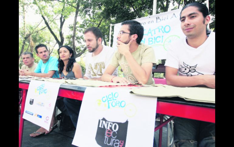 Los integrantes de Al Teatro en Bici presumen un nuevo foro teatral. E.BARRERA  /