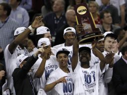 El líder de Connecticut, Kemba Walker, levanta el trofeo que acredita a los Huskies como campeones. REUTERS  /