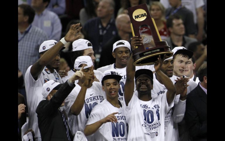 El líder de Connecticut, Kemba Walker, levanta el trofeo que acredita a los Huskies como campeones. REUTERS  /