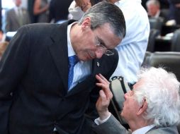 Los legisladores panistas José González Morfín y Augusto César dialogan en la sesión de hoy ordinaria del Senado. EL UNIVERSAL  /