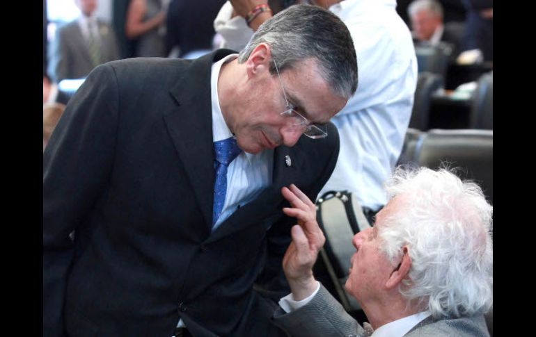 Los legisladores panistas José González Morfín y Augusto César dialogan en la sesión de hoy ordinaria del Senado. EL UNIVERSAL  /