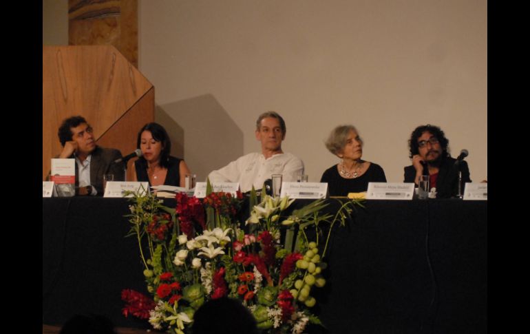 Gabriel Sandoval, Tere Arcq, Alberto Ruy Sánchez, Elena Poniatowska, Fabrizio Mejía y Javier Aranda (i a d) . NTX  /