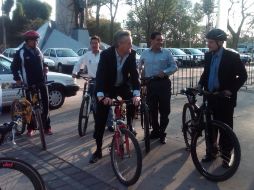 El secretario Alfonso Petersen (centro) en su bicicleta, junto con funcionarios. T. VILLASEÑOR  /