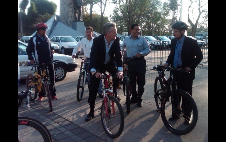 El secretario Alfonso Petersen (centro) en su bicicleta, junto con funcionarios. T. VILLASEÑOR  /