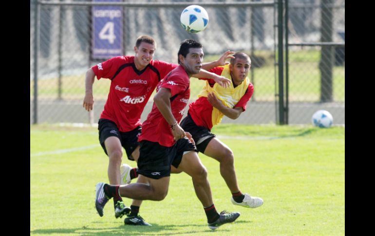 Alfredo González Tahuilán (centro) disputa el balón durante el interescuadras. A. CAMACHO  /