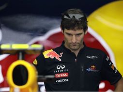 El piloto australiano Mark Webber, observando su Red Bull. REUTERS  /