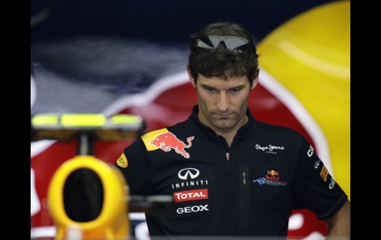 El piloto australiano Mark Webber, observando su Red Bull. REUTERS  /