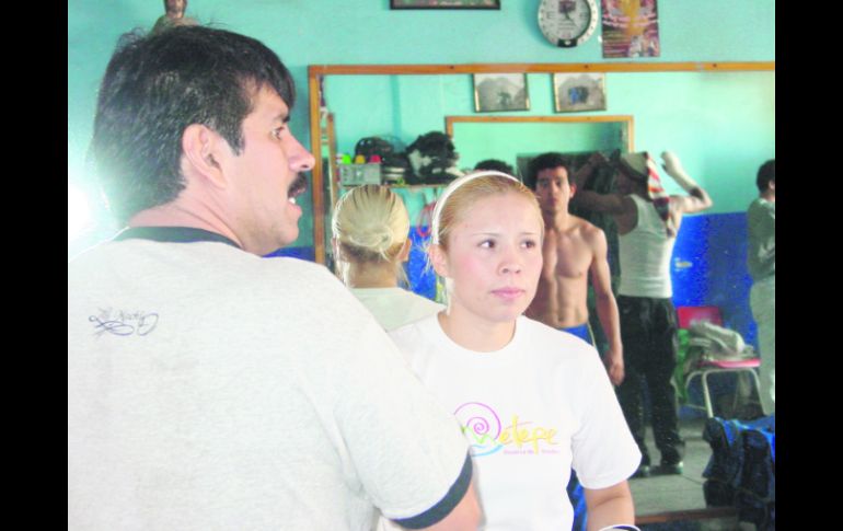 Irma Sánchez con su entrenador Rafael Guzmán. G. LÓPEZ  /