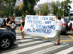 Manifestantes en el centro de Guadalajara expresaron su inconformidad por la construcción de la presa. E. BARRERA  /