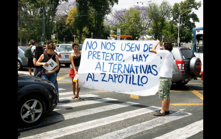 Manifestantes en el centro de Guadalajara expresaron su inconformidad por la construcción de la presa. E. BARRERA  /