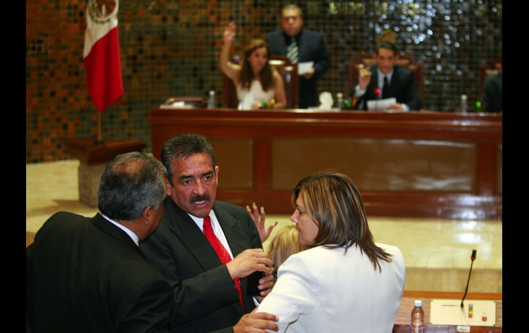 El coordinador priista Roberto Marrufo asegura que permanecerá en el cargo, pese a los rumores sobre su posible salida. A. GARCÍA  /