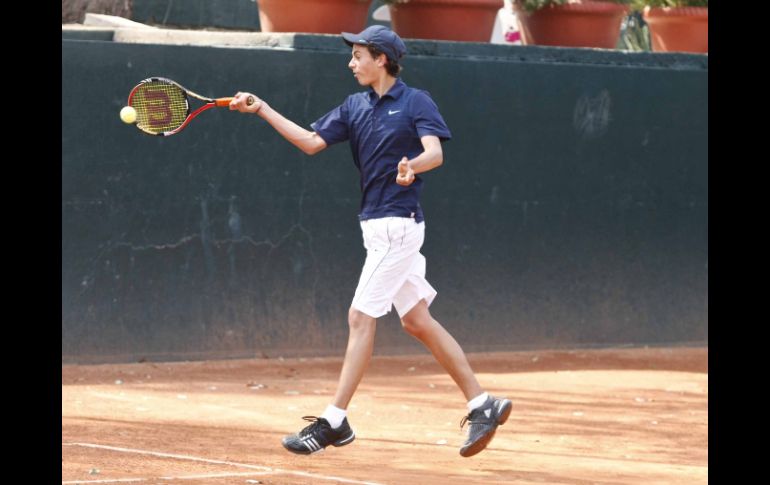 Bernardo Herrera (foto) en su partido ante Jamil Serur, en el Guadalajara Country Club. E. PACHECO  /