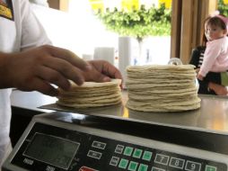 El aumento en el costo de los insumos y el maíz son los argumentos para un posible incremento en el precio de la tortilla. A. CAMACHO  /