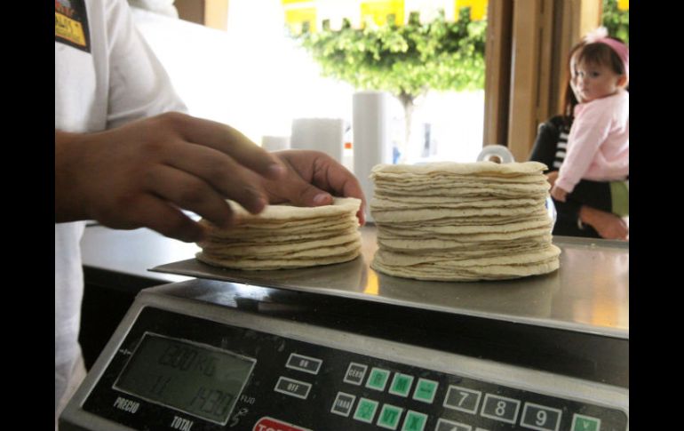 El aumento en el costo de los insumos y el maíz son los argumentos para un posible incremento en el precio de la tortilla. A. CAMACHO  /