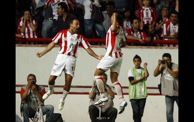 Integrantes del Necaxa celebrando una anotación. MEXSPORT  /