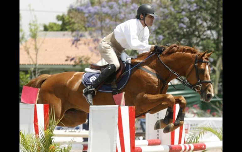 Jaime Azcárraga montando a Matador Radio Formula durante el segundo día del Concurso Nacional de Salto en el GCC. M. FREYRIA  /