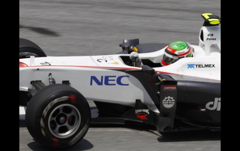 El piloto, Sergio Pérez, durante la segunda ronda de entrenamiento para el Grand Prix en Malasia. AP  /