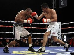 El boxeador mexicano, Erick 'Terrible' Morales enfrentándose a Francisco Lorenzo durante la pelea en Tijuana. MEXSPORT  /