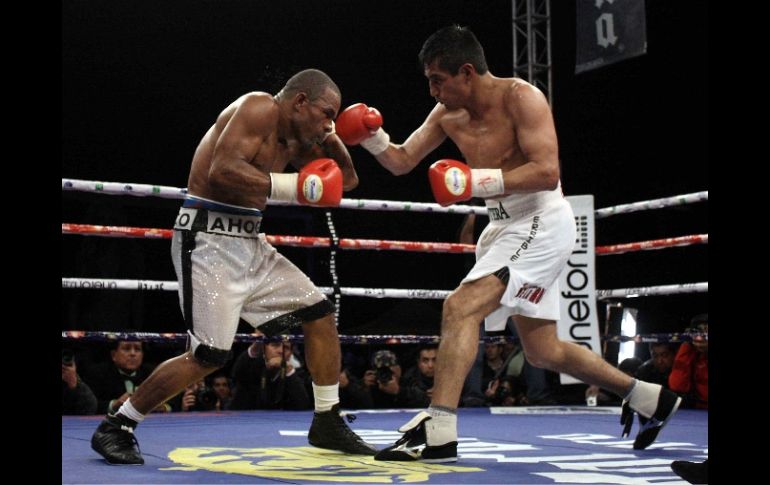 El boxeador mexicano, Erick 'Terrible' Morales enfrentándose a Francisco Lorenzo durante la pelea en Tijuana. MEXSPORT  /