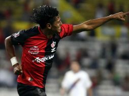 El delantero de Altas, Carlos Costly, celebra tras marcar gol ante Estudiantes. MEXSPORT  /