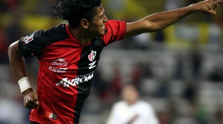 El delantero de Altas, Carlos Costly, celebra tras marcar gol ante Estudiantes. MEXSPORT  /